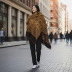 Elegantní šála zlatá černá 215x105 tenká dámská šála