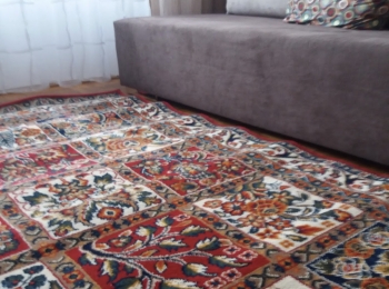 vlnitý strojově tkaný koberec